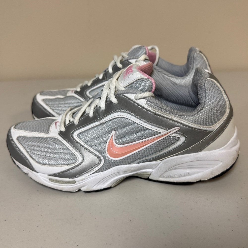 NIKE Air Sneakers Women's 8.5 Avenue Run Shoes Gray White Pink Exercise Athletic
